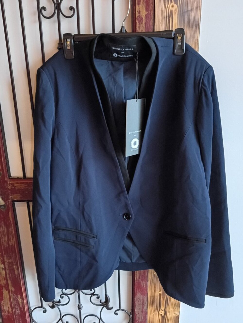 NWT GINGER & SMART for Macquarie no collar 1 button blazer (sz18)